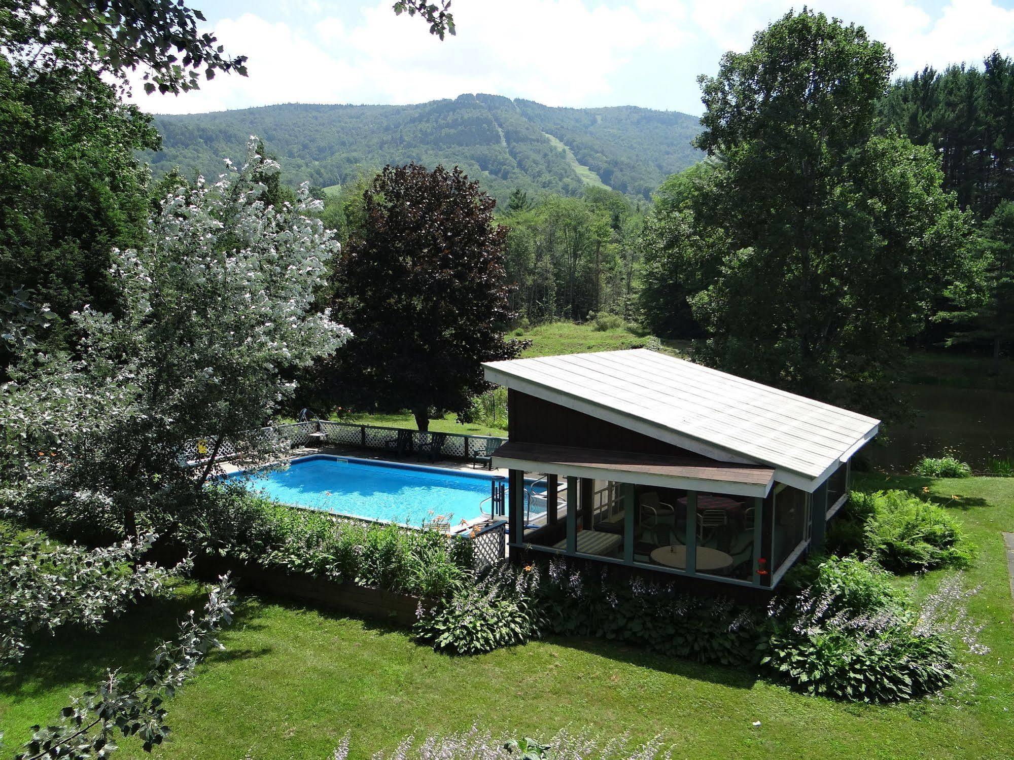 Blue Gentian Lodge At Magic Mountain Londonderry Exteriör bild